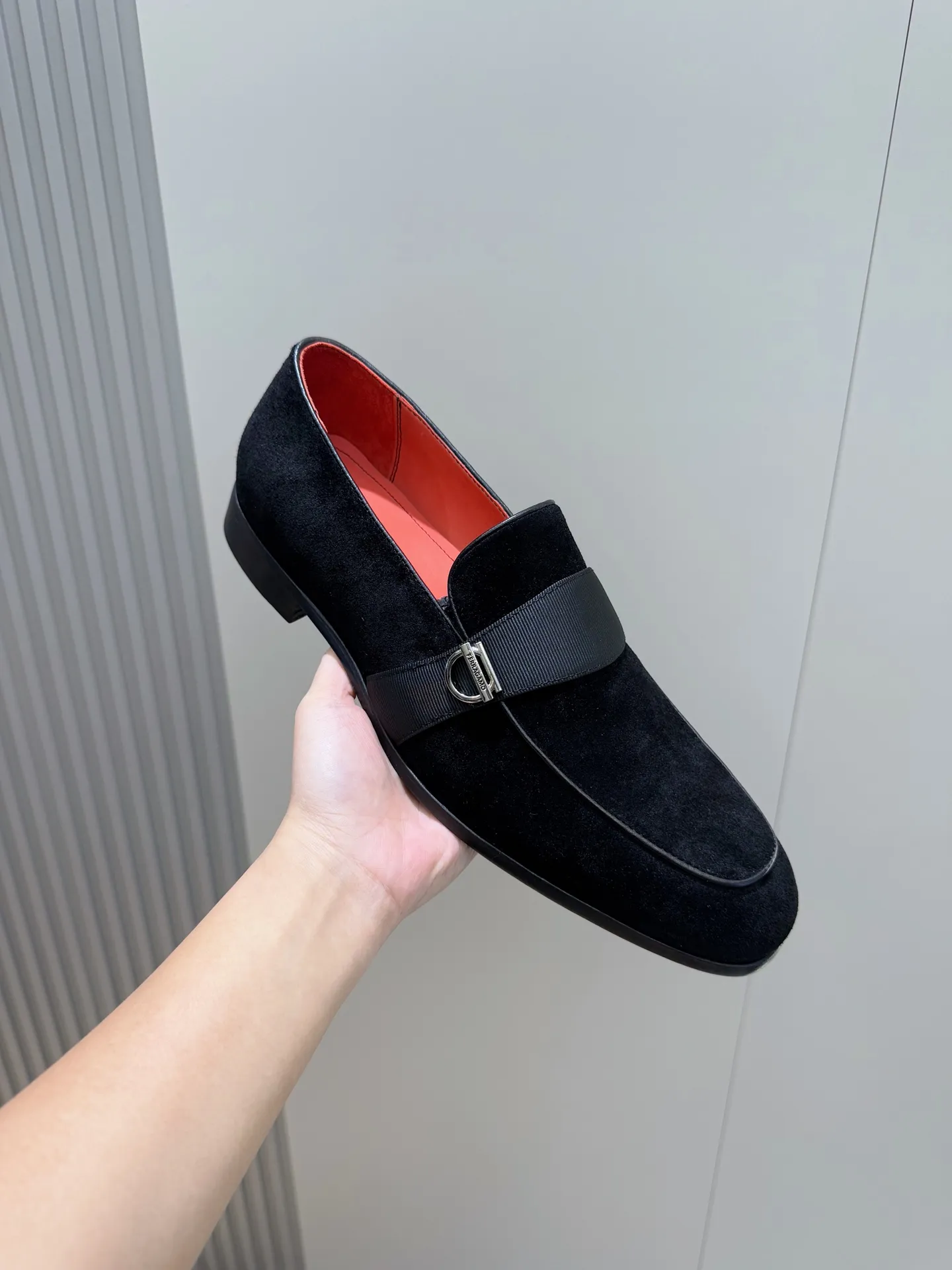 [Ferragam] Top P: 960💰 Size: 39-44 (38. 45.46 can be customized) Ferragamo Gancini buckle moccasins. These men's loafers are exquisite and gorgeous, with shiny patent leather uppers that highlight urban style. The almond-shaped toe adds a stylish touch, with three-dimensional stitching around the upper and contrasting tubular piping for a unique silhouette. The shoes are exquisitely crafted, with grosgrain ribbons and metallic Gancio buckles adding a classic touch, complementing the contrasting red accents. Finished with a slim leather sole. Imported cowhide upper + cowhide lining + genuine leather outsole.